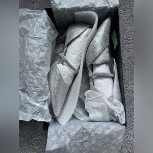 Women’s kitten heels. Size 6.5. Silver-like new